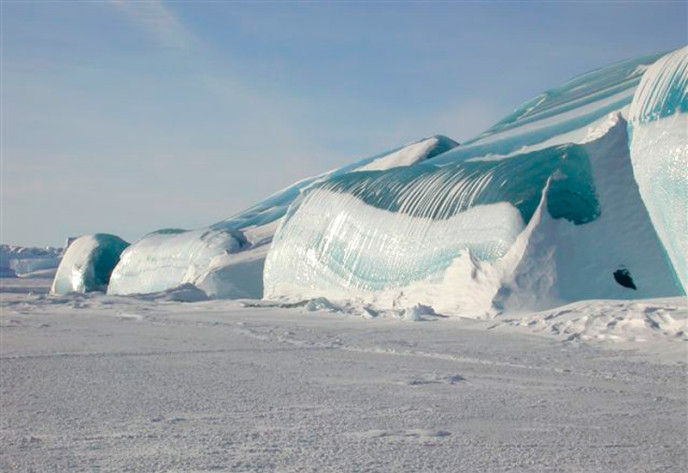 This phenomenon, rolling, or rather, crawling on the shore. This is the result of a long formation of ice layers, which were compacted and had been raised in the process of glaciation. Swollen shape, luster and transparency of the ice suggests that in addition to the freeze on the formation of these ice masses affected the melting.
This ice wave arose on lake Huron-Michigan, USA. Such waves can be seen in Antarctica.
Translated by «Yandex.Translator»