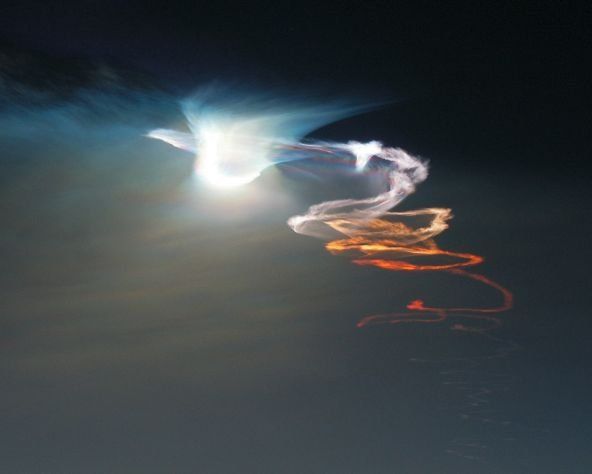 Este look nada de nocturna cielo y закручивающегося de la pista de misiles, iluminado con una luz brillante del Sol poniente y el pálido resplandor de la luna creciente, se puede ver alrededor de Райтвуда en california, estados unidos el 19 de septiembre, cuatro días antes del equinoccio de otoño. Digital de la imagen fue tomada con un teleobjetivo, orientado hacia el oeste, en el Observatorio de la montaña. Durante la exposición твердотопливная cohete Минутмен III, estaba ya fuera de los límites del campo de visión. Se ejecuta desde la base vandenberg de la fuerza aérea estadounidense, que llevaba la carga de prueba en miles de millas sobre el océano pacífico. Rojo-anaranjado de la luz de la puesta del Sol cubre la parte superior de la pista de misiles en más colores saturados. La parte inferior de la pista, debajo de la línea de la puesta de sol, débilmente iluminada con oriente casi completa de la luz de la Luna. En la parte superior de la pista se ve todavía iluminado por el Sol brillante borrosa nube - resultado de la separación de etapas de los cohetes. Sus bordes están pintados de todos los colores del arco iris debido a la refracción de la luz en los cristales de hielo que se han formado a gran altura en un avión emitido el cohete de gaza. El astrónomo james young dijo que la nube se parece a la blanca paloma, que vuela por el cielo de derecha a izquierda.
Traducido del servicio de «Yandex.Traductor»
