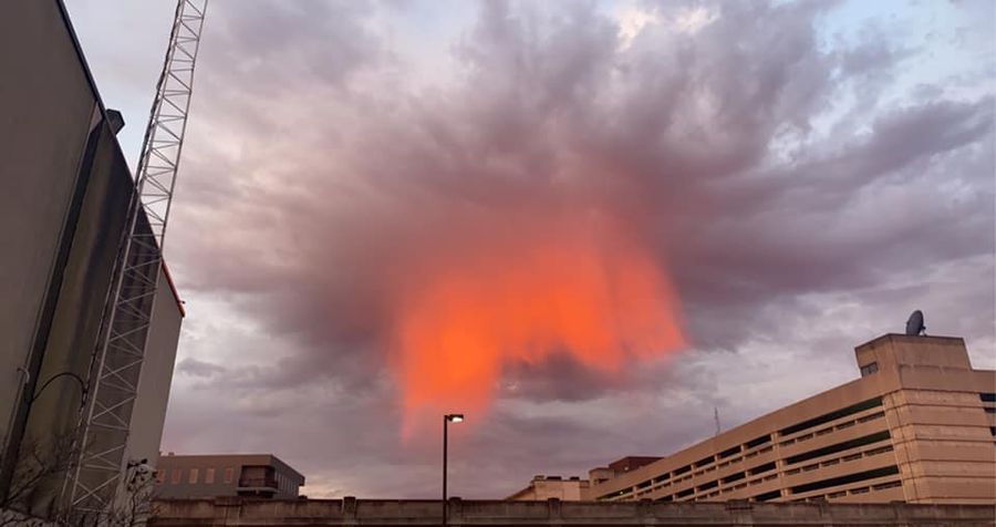 Es un fenómeno meteorológico, conocido como Virga, cuando la lluvia se evapora sin llegar a la tierra. Aquí está iluminado por los rayos del sol al atardecer.