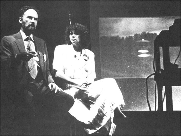 Ed Walters and his wife at a UFO conference
Translated by «Yandex.Translator»