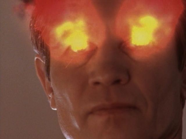 Un extraterrestre dispara coágulos de plasma de sus ojos