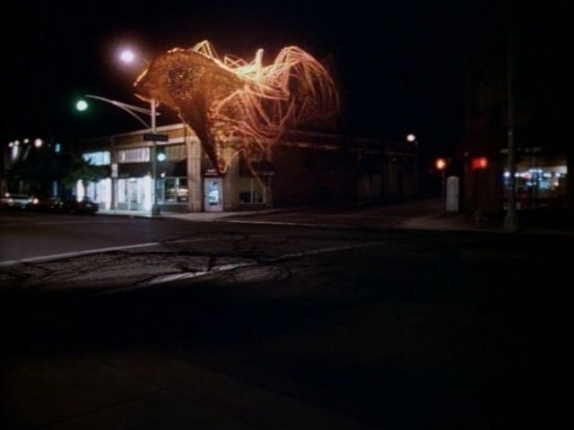 Criatura alienígena en las calles de la ciudad