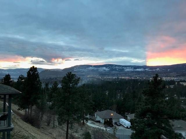 Los rayos del Sol, que se oculta de la nube. El fenómeno se llama "División de la puesta de sol" (sunset split), ya que visualmente divide el cielo en la parte.

El fotógrafo Terri Knox para Globalnews
Traducido del servicio de «Yandex.Traductor»