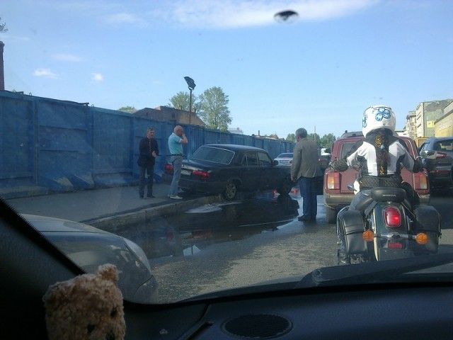 A chip on the windscreen of the car.
Translated by «Yandex.Translator»