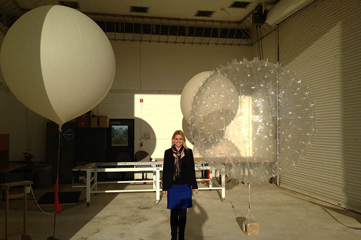 Los globos de Baja resolución, a menudo llamados globos sinópticos, se lanzan en todo el mundo para pronosticar el clima, a menudo dos veces al día. Pueden expandirse a medida que avanzan a través de la atmósfera. Los globos están hechos de plástico (pueden ser plateados y transparentes) y tienen espinas en los lados para aumentar la estabilidad. Para evitar que se expandan cuando se levantan, tienen una válvula de escape. También tienen cuerdas más cortas, lo que las hace más estables.