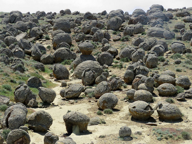 El valle de bolas

En la parcela de Торыш Мангистауской ámbito de la infinidad de piedra bolas de diferentes colores y tamaños. Según la leyenda, una vez audaz батыр Ерсары-Baba tiro de su arma, y el núcleo y se han quedado estar en la tierra...

Los científicos, por supuesto, explican el origen de las piedras más eficientes causas, por ejemplo, электроразрядами en las zonas tectónicas, fallas que afectan a la formación rocosa, o cúmulo окаменевшего de plancton.
 
Traducido del servicio de «Yandex.Traductor»