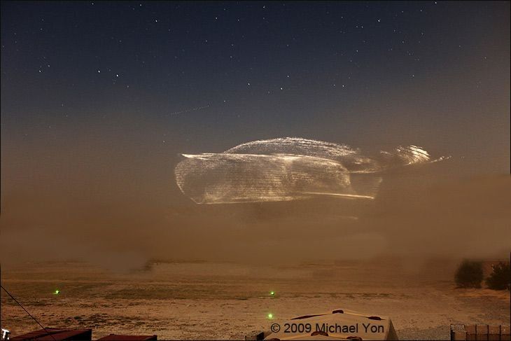 La esencia del efecto se reduce al hecho de que durante el aterrizaje o despegue en el desierto, las palas de un helicóptero y la arena, que se eleva en el aire, se enfrentan.
Y si esto ocurre en la oscuridad, se puede observar un increíble espectáculo.
Traducido del servicio de «Yandex.Traductor»