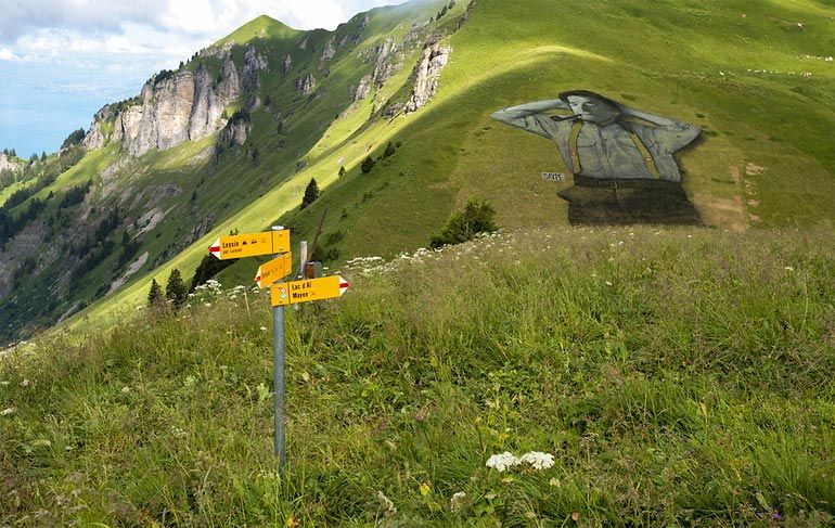 El famoso artista francés guillaume Легро, que trabaja bajo el seudónimo de Saype, ha creado en las montañas de la ciudad suiza de Лейзин inusual land-art en la plaza de 10.000 metros cuadrados.

Saype pintó en la hierba gigante humanos, recostado en la ladera de una montaña. Echado las manos a la cabeza y cerrando los ojos, él descansa bajo los rayos brillantes del sol y fuma pipa.
Traducido del servicio de «Yandex.Traductor»