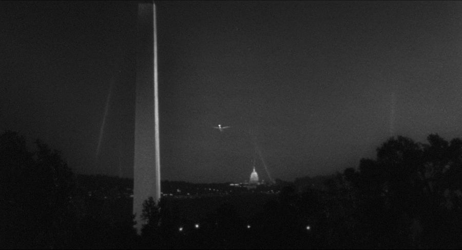 Una mantis gigante en el cielo sobre Washington