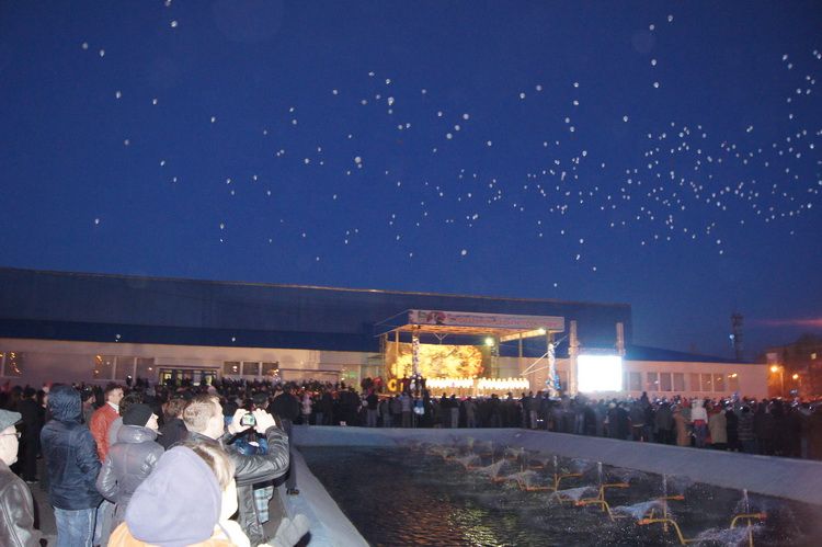 Glowing balloons released in the sky.
Translated by «Yandex.Translator»