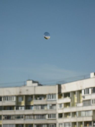 A chip on the window glass.
Translated by «Yandex.Translator»