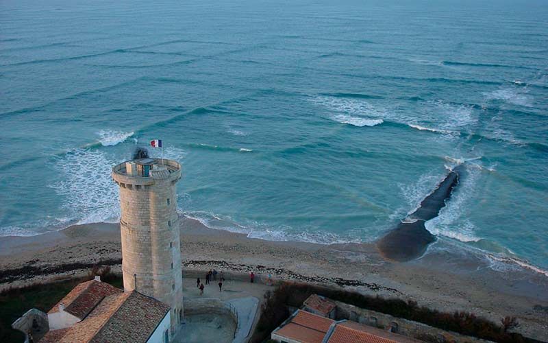 Cruzada de onda en la isla de Ré (el golfo de vizcaya, el oeste de francia). Foto: National Geographic Rusia

"Cuadrado" de onda más a menudo se encuentran en aguas poco profundas a lo largo de las zonas costeras: en las playas de las islas azores, de tel aviv, y de otras regiones. Es muy raro, pero en la costa oeste de francia hay un lugar donde las ondas transversales se forman con sorprendente regularidad. Es la isla de Ré, la geología de la cual es ideal para su formación. Tipo de olas cada año atrae a la isla de miles de turistas.
Traducido del servicio de «Yandex.Traductor»