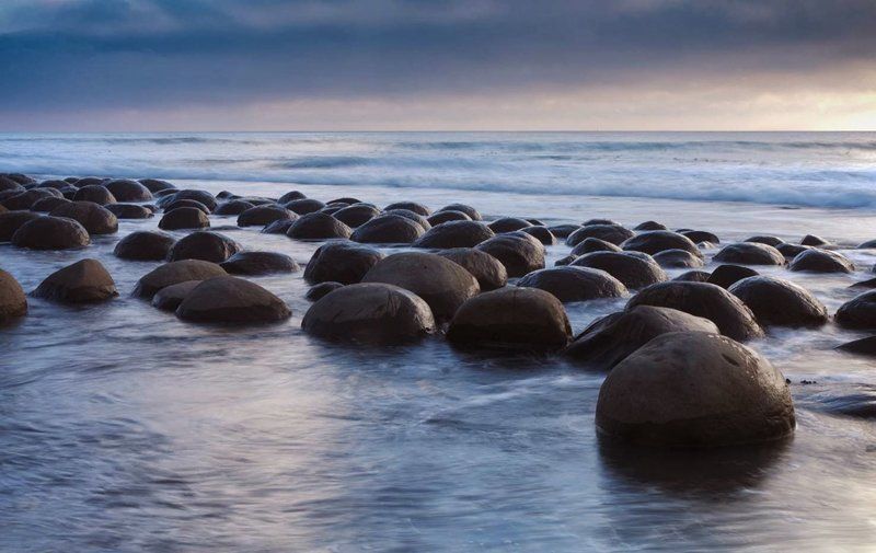 Spherical concretions in California on the "beach bowling balls" (Bowling Balls Beach)
Translated by «Yandex.Translator»