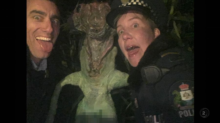 Police officers and an alien creature.
Translated by «Yandex.Translator»