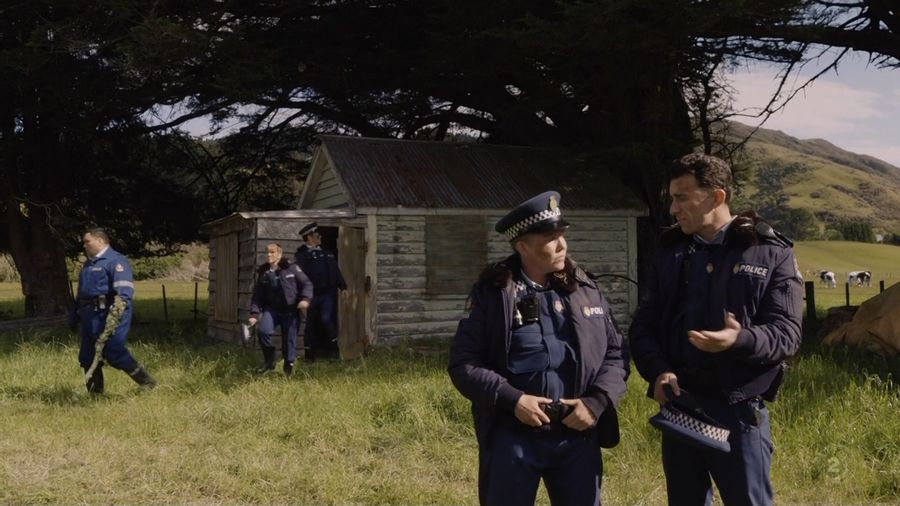 Alien beings who took the form of the police (in the background).
Translated by «Yandex.Translator»