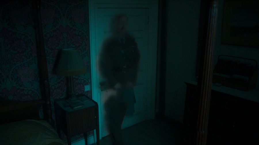 Ghost coming through the door
Translated by «Yandex.Translator»