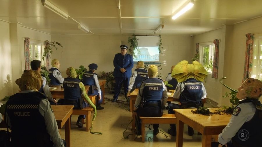 Los alienígenas en la clase
Traducido del servicio de «Yandex.Traductor»