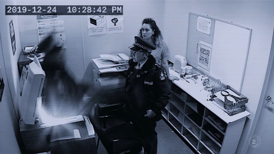 Офицера Миноуг затягивает в параллельный мир через копировальный аппарат
