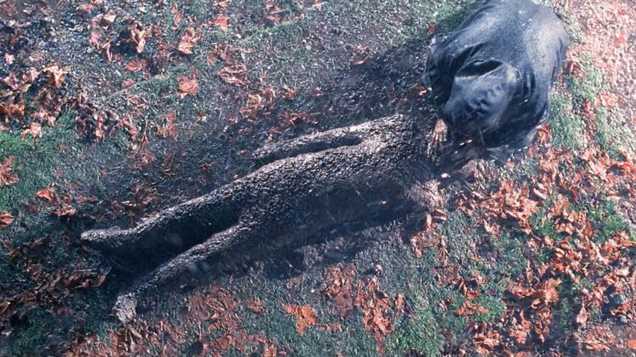 Esculpido de la tierra del cementerio por Golem