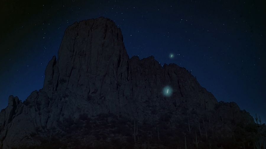 Las luces errantes descienden del cielo