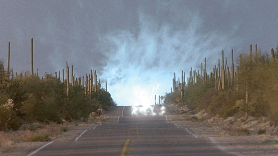 El coche fantasma vuela en forma de luces errantes