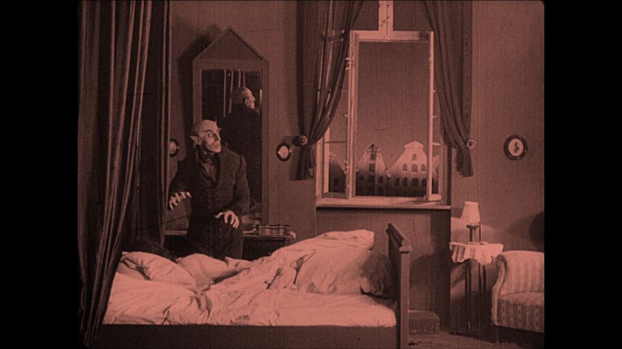 Count Orlok and his reflection in the mirror
Translated by «Yandex.Translator»