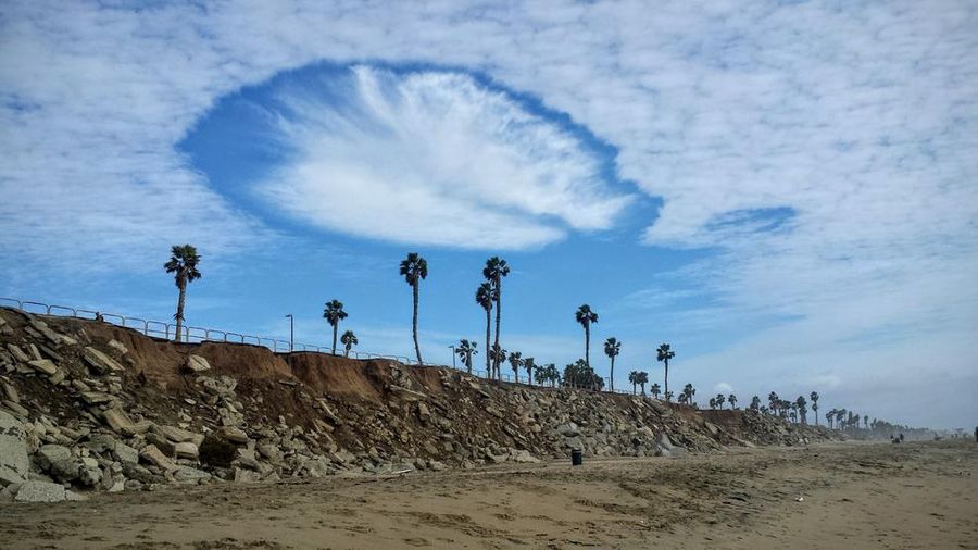NBC Bay Area ✔@nbcbayarea

Unusual cloud formation known as "hole punch" cloud or fallstreak hole, pops up in SoCal. http://nbcbay.com/12ZCORB
Translated by «Yandex.Translator»