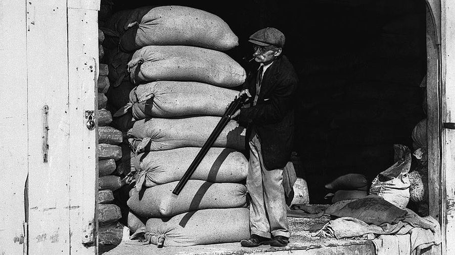 Фермер из Нью-Джерси защищается от марсиан. Постановочная фотография, журнал Life, 1938&nbsp;

Фото: Bettmann / Getty Images
