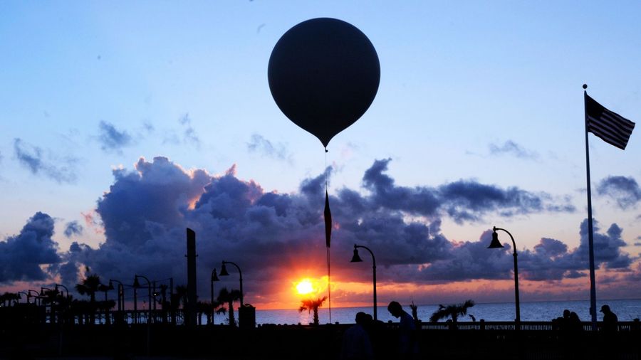 High-altitude balloon launches from Myrtle beach, South Carolina.

ASSOCIATED PRESS

Such balls are often used for advertising purposes.
Translated by «Yandex.Translator»