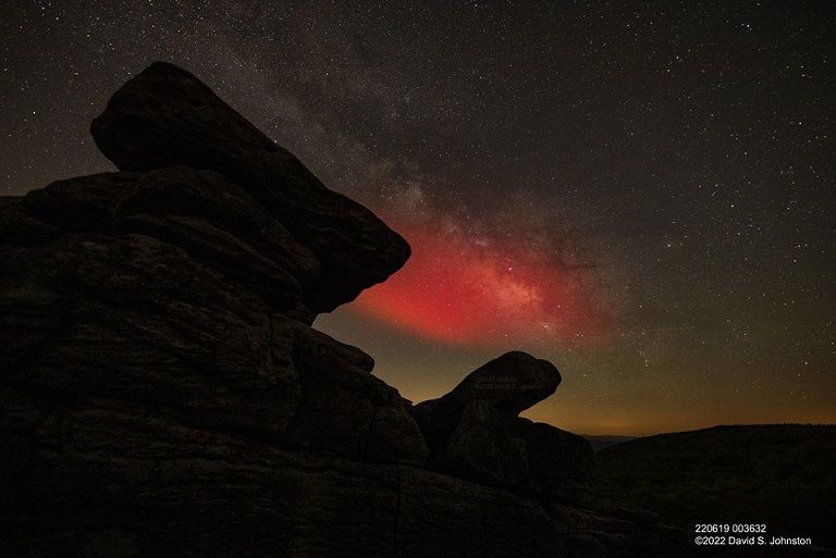 La luz dispersa roja es similar a la Aurora, pero probablemente no lo sea. Imagen cortesía de David S. Johnston