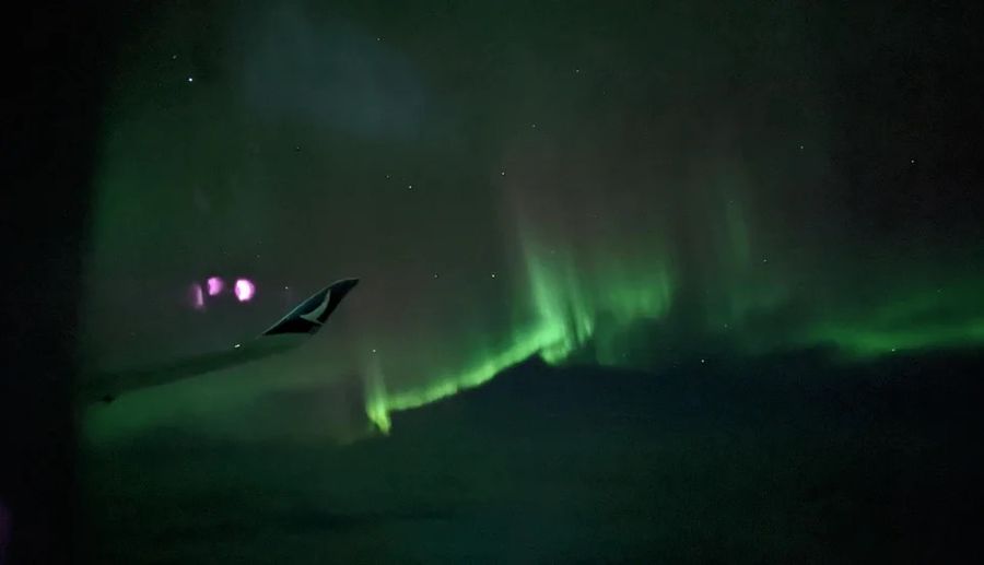 El reflejo de las lámparas en los cristales de la ventana del avión.