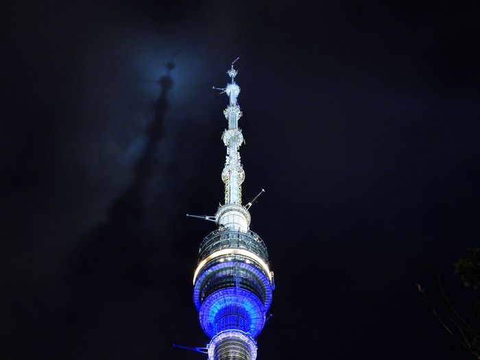 Sombra de la torre Ostankino en las densas nubes bajas