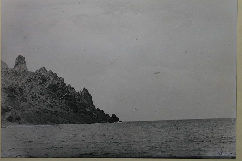 Fotografía del supuesto OVNI tomada por Almiro Barauna. El objeto es un pequeño punto gris a la derecha del centro de la imagen.