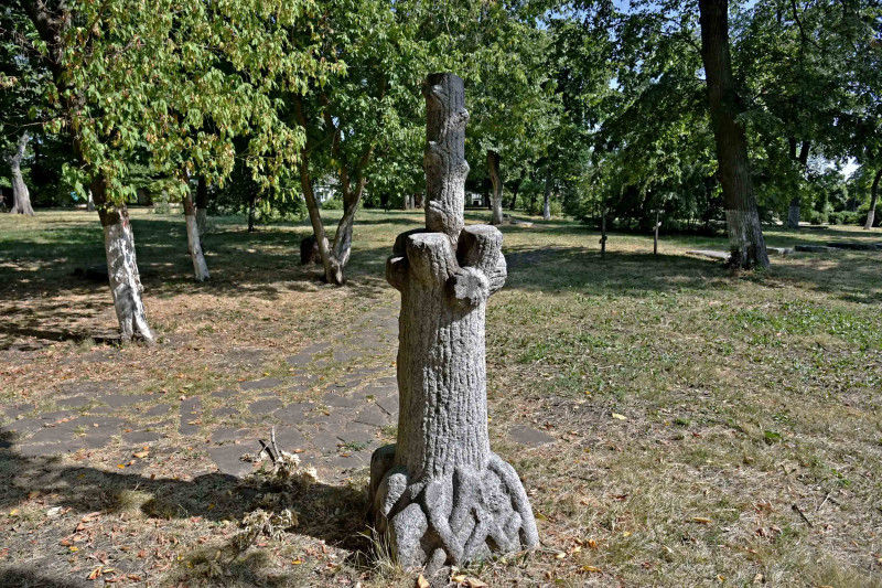 A bright and unusual monument is a stone tree with chopped branches. Monuments in the form of a felled tree were quite common in ancient cemeteries. This is a symbol of an unexpectedly interrupted life.