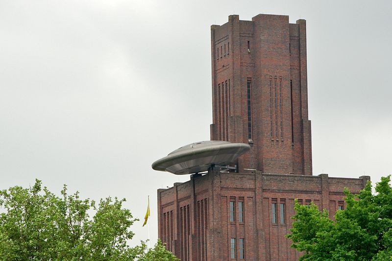 Utrecht (1999). UFO on the roof
Work © Marc Ruygrok (Dutch painter and sculptor)
Translated by «Yandex.Translator»