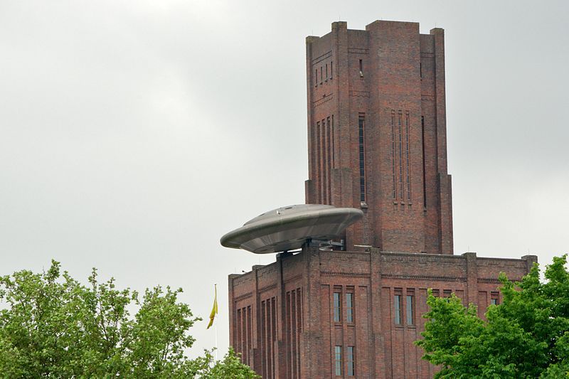 Utrecht (1999). Ovni en la azotea
El trabajo © Marc Ruygrok (holandés del pintor y escultor)
Traducido del servicio de «Yandex.Traductor»