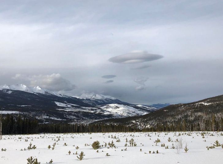 "Las nubes cerca de mi casa se parecen a una invasión OVNI»© YoyoColo / Reddit