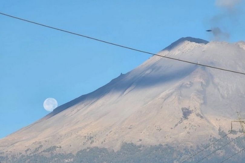 La imagen muestra un objeto en forma de disco flotando sobre el volcán. Copia de la imagen original