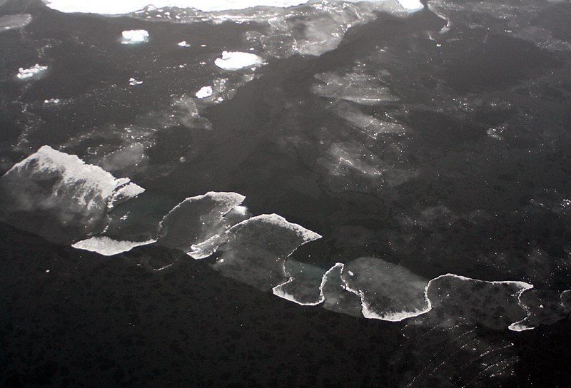 An aerial view showing two thin ice sheets moving towards each other. Along the length of the contact between the two sheets, the areas where one sheet climbs onto the other alternate with the others, and vice versa. The lighter areas are places where the thickness of the ice has doubled due to the superposition process. This scheme is known as rafting. In many cases, it is systematic.