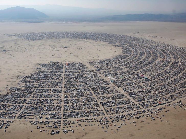 Каждое лето в&nbsp;пустыне Невада тысячи людей собираются на&nbsp;фестиваль Burning Man

©&nbsp;mr-muffin299 / Reddit

За&nbsp;9&nbsp;дней они возводят уникальный город, состоящий из&nbsp;бесчисленных сюрреалистических построек.
