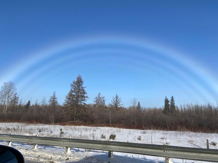 Ice halo. This effect occurs when sunlight is reflected from ice crystals in the sky