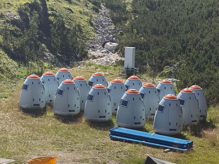 Extrañas cápsulas de aproximadamente 1,8 m de altura se Ven en una estación de esquí en los Alpes, cerca del telesilla.Estos son los dispositivos O'BellX para el descenso controlado de avalanchas. Usan gas y sonido fuerte para derribar la nieve suelta de la montaña para evitar que se acumule y las avalanchas se acumulen.