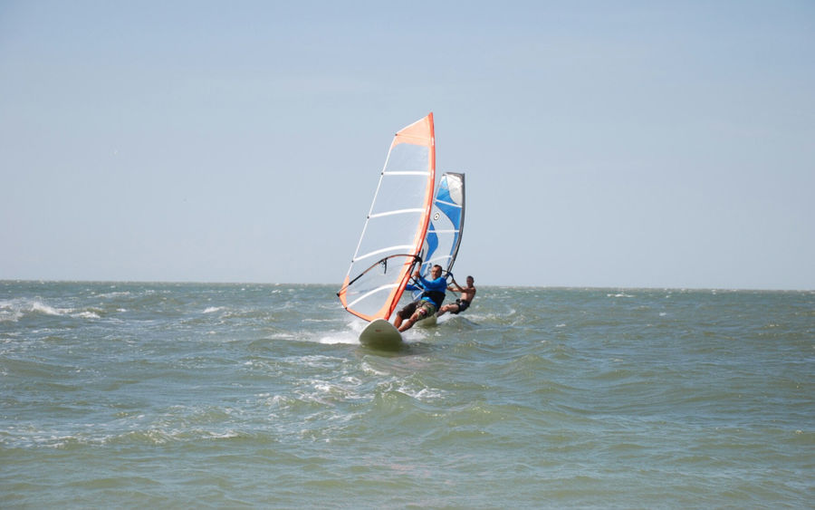 Theodosia surfing - riding a Board with a sail on the Black sea. Unreal photos and landscapes of athletes vindserferov.
Translated by «Yandex.Translator»