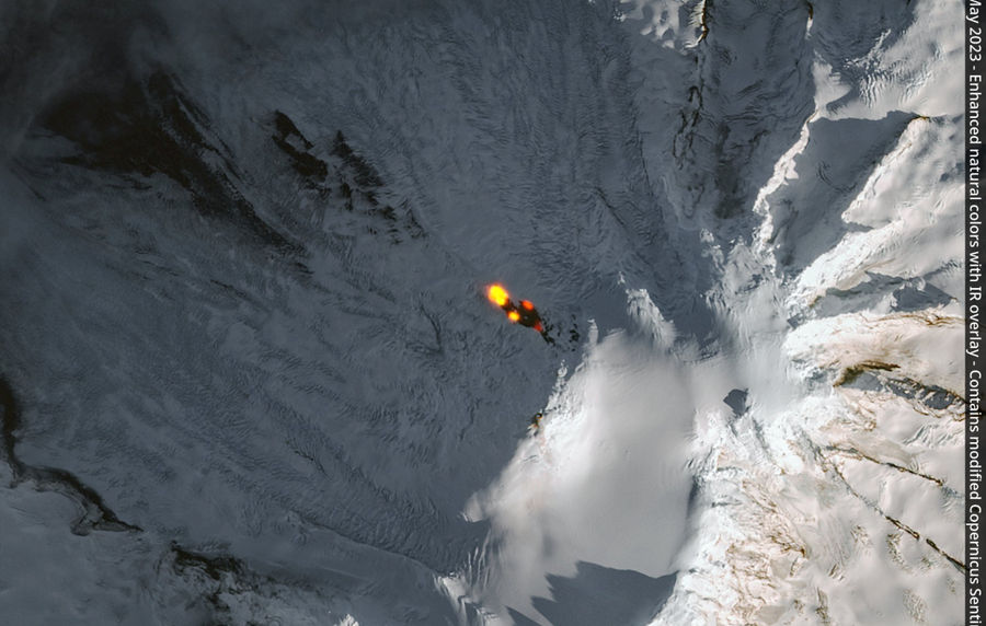 Los satélites fotografiaron un evento importante en el mundo de la geología: la erupción de un volcán en la isla de balli. Este evento no ocurrió en la isla en sí, sino en su vertiente submarina, pero fue visto gracias al satélite Sentinel-2, que pertenece a la agencia espacial Europea.