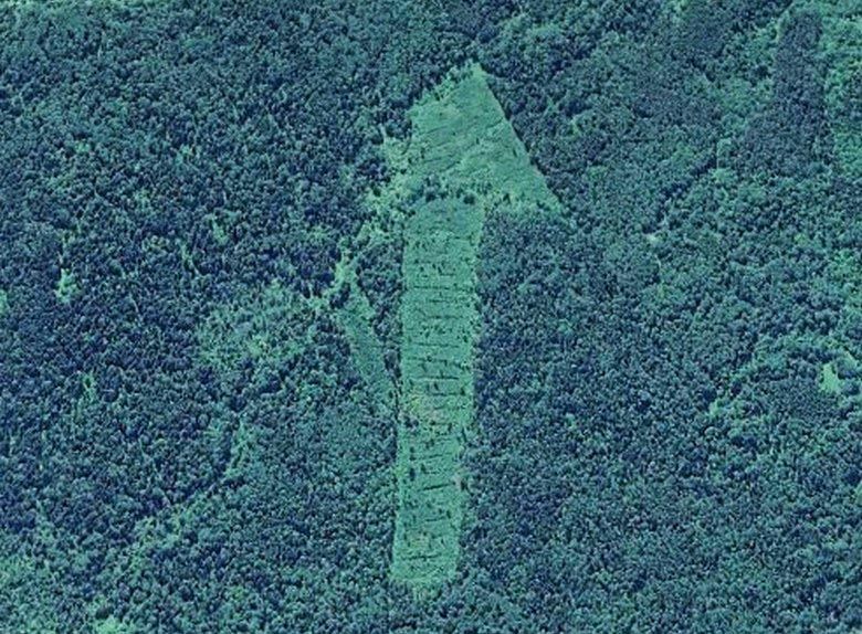 Координаты этой огромной стрелы в Google Earth - широта: 54°53'49.49"С, долгота: 31°58'32.99"В
