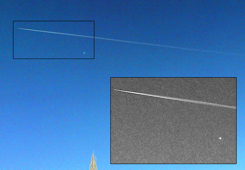 Два самолета, летящих на разных уровнях.

За одним тянется конденсационный след, а второй выглядит как яркая белая точка.
