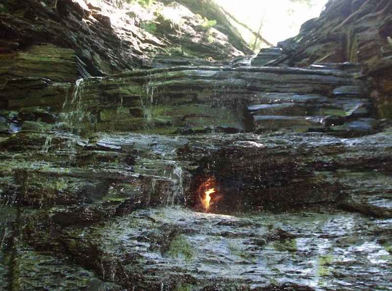 Вечный огонь находится под водопадом на территории&nbsp;парка Chestnut Ridge в штате Нью-Йорк.
