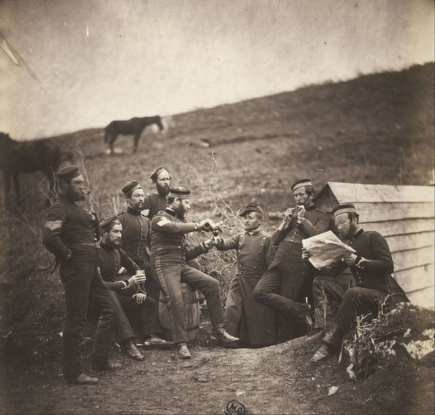 en.wikipedia.org

Los primeros en la historia de la fotografía de la zona de guerra.

La guerra de crimea 1853-1856 gg atrajo la atención de europa a mediados del siglo 19. Entonces el príncipe albert envió el fotógrafo roger Фентона en crimea, para que él había documentado lo que está sucediendo. Por lo tanto, fenton se convirtió en el primer militar фотожурналистом.
Traducido del servicio de «Yandex.Traductor»