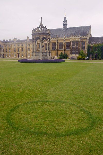 Кольцо феи во дворе (Trinity Great Court в Кембридже)
