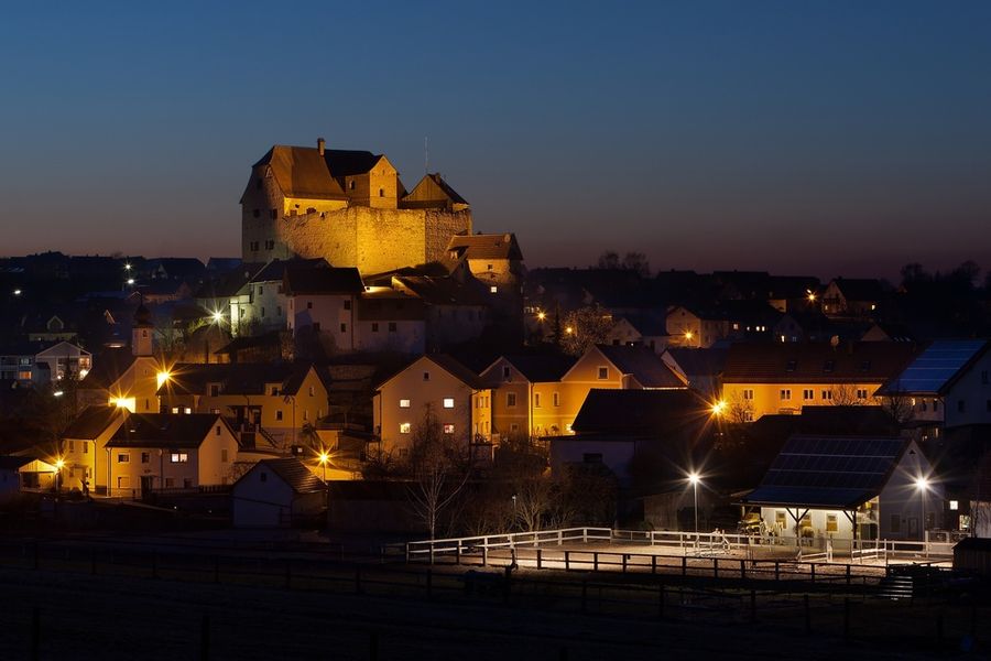 Wolfsegg Castle with a woman in whiteFoto: Thomas Rieger / shutterstock.com